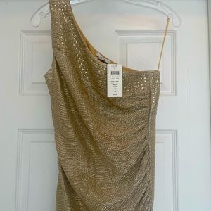 Beautiful Brand New Cache off the shoulder top.